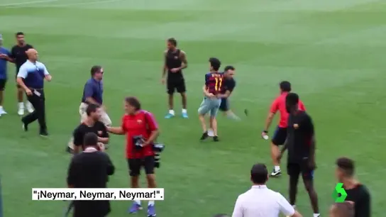 Aficionado salta a abrazar a Neymar Aficionado salta a abrazar a Neymar