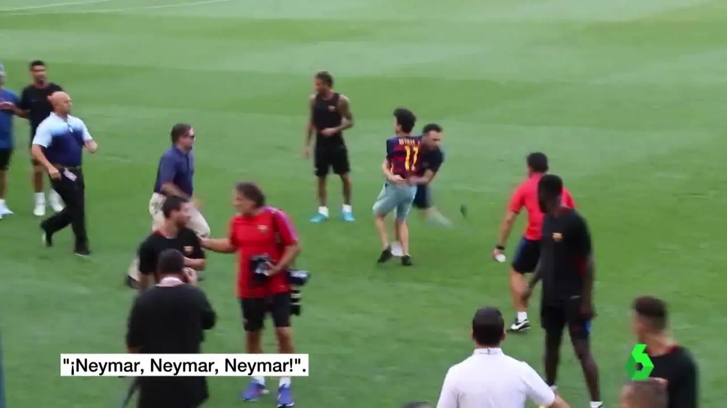 Aficionado salta a abrazar a Neymar Aficionado salta a abrazar a Neymar