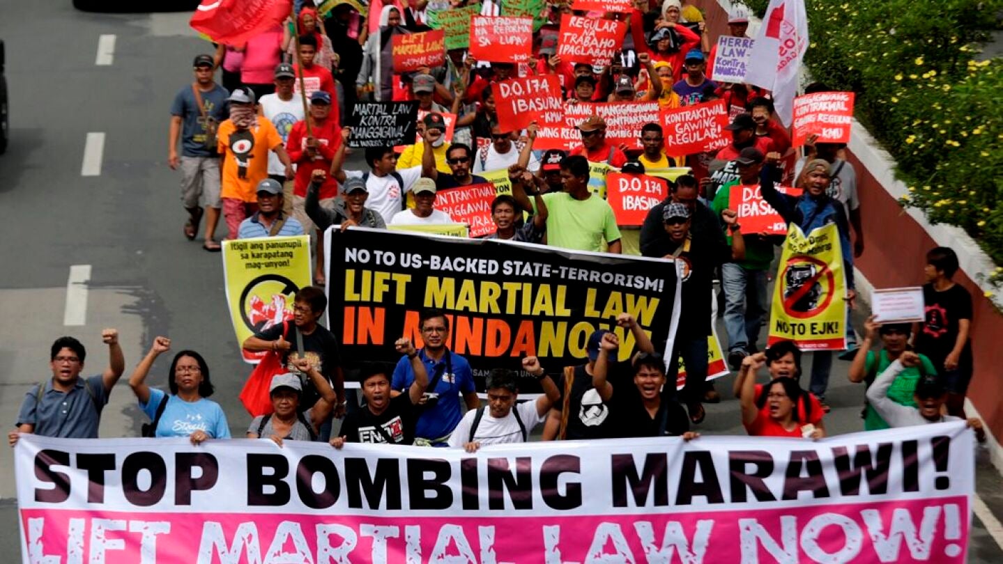  manifestantes filipinos marchan hacia la C&aacute;mara Baja