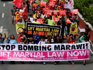 Manifestantes filipinos marchan hacia la Cámara Baja Manifestantes filipinos marchan hacia la Cámara Baja