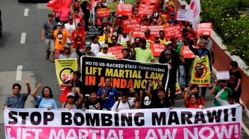 Manifestantes filipinos marchan hacia la Cámara Baja