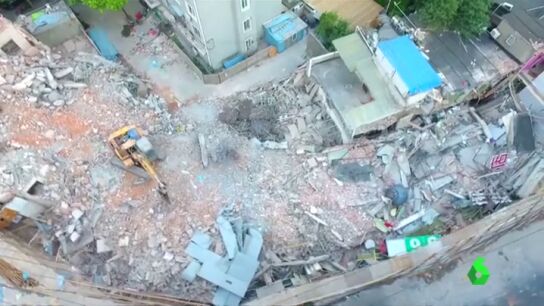 Los servicios de rescate buscan supervivientes entre los restos del edificio 