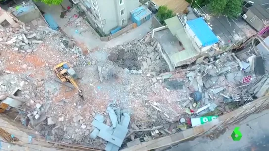 Los servicios de rescate buscan supervivientes entre los escombros del edificio Los servicios de rescate buscan supervivientes entre los restos del edificio