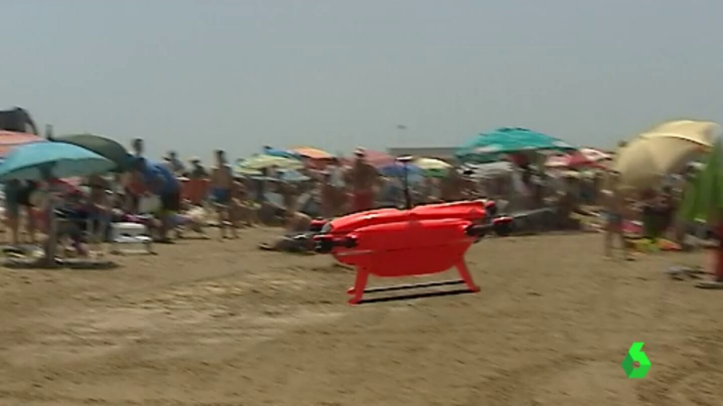 Un dron que vigila a 13 kil&oacute;metros de la costa