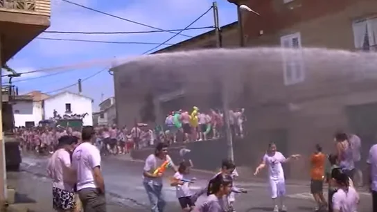 Riojanos y visitantes se bañan en vino en la tradicional 'batalla del clarete' Riojanos y visitantes se bañan en vino en la tradicional 'batalla del clarete'