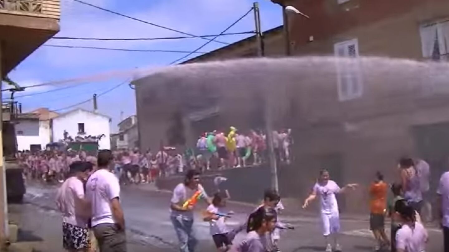 Riojanos y visitantes se ba&ntilde;an en vino en la tradicional 'batalla del clarete'