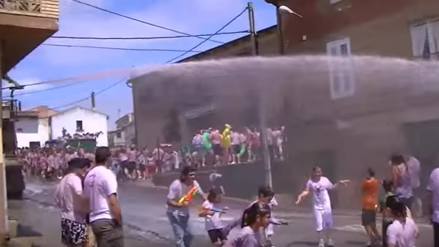 Riojanos y visitantes se bañan en vino en la tradicional 'batalla del clarete' Riojanos y visitantes se bañan en vino en la tradicional 'batalla del clarete'