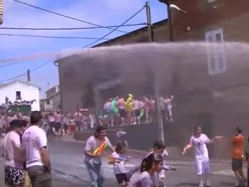 Riojanos y visitantes se bañan en vino en la tradicional 'batalla del clarete' Riojanos y visitantes se bañan en vino en la tradicional 'batalla del clarete'