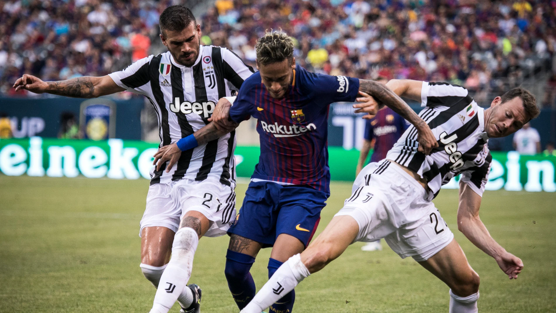 Neymar firma un doblete ante la Juventus