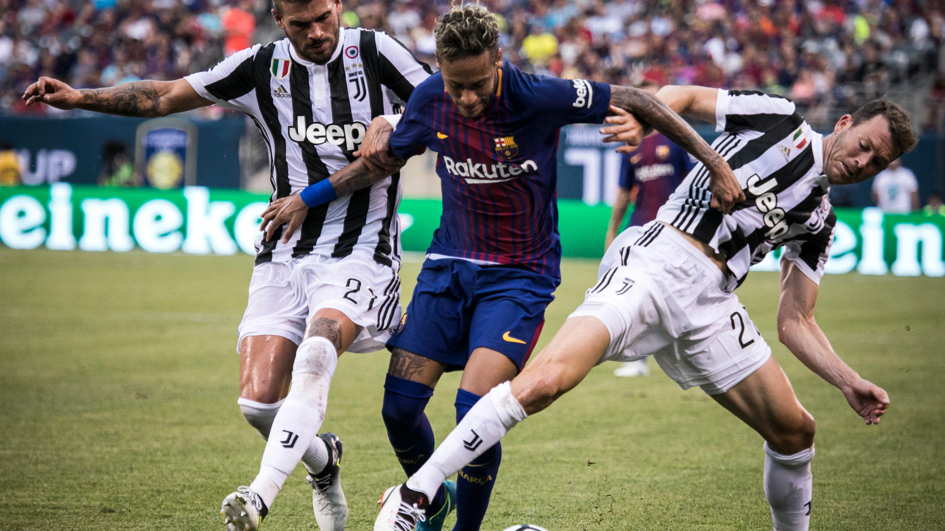 Neymar firma un doblete ante la Juventus