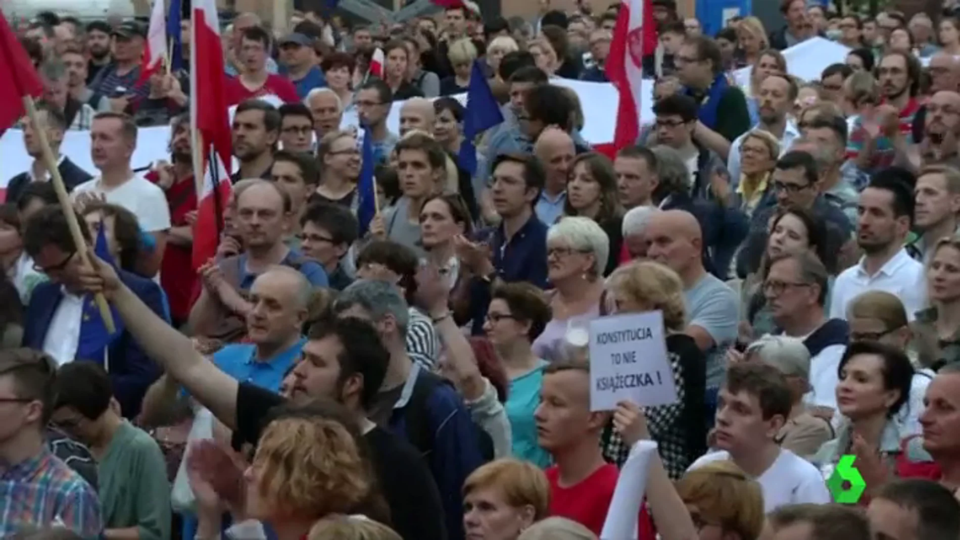 Miles de polacos protestan contra las reformas del Gobierno