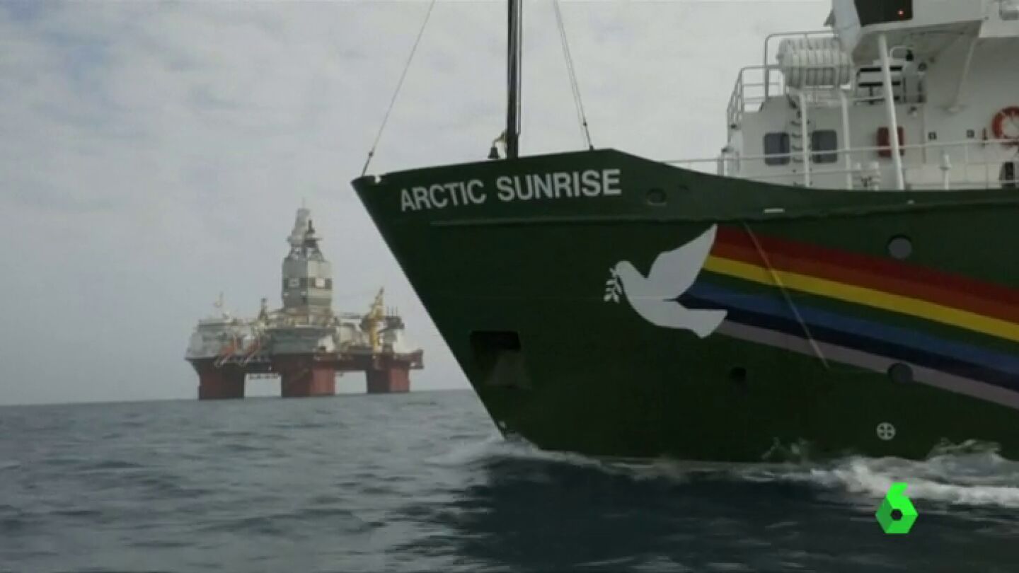 El buque de Greenpeace en las aguas del &Aacute;rtico
