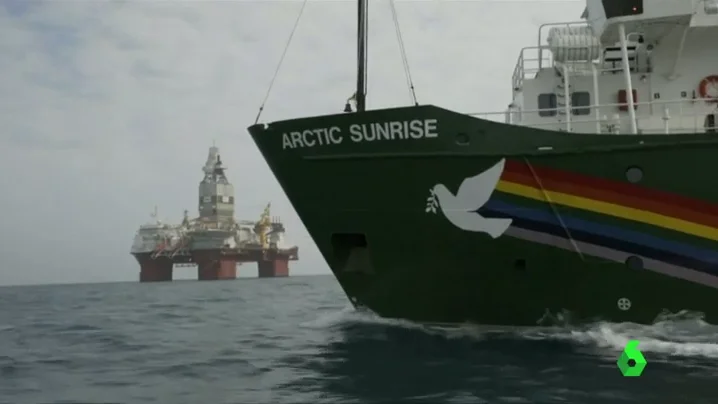 El buque de Greenpeace en las aguas del Ártico