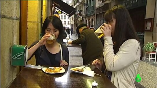 Unas turistas japonesas recorren la ruta de los pintxos en San Sebasti&aacute;n