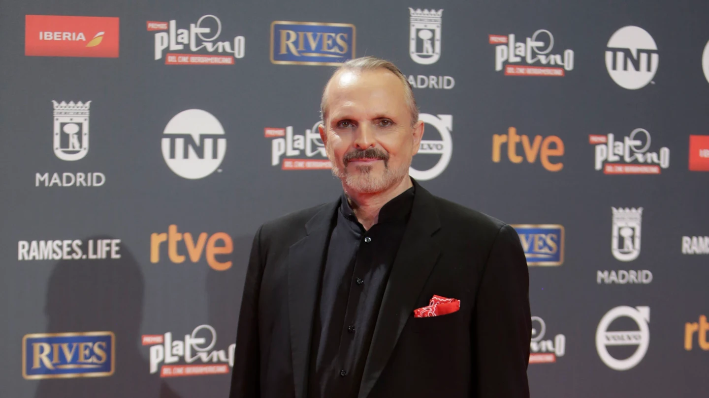 Miguel Bosé Alfombra roja Premios Platino 2017