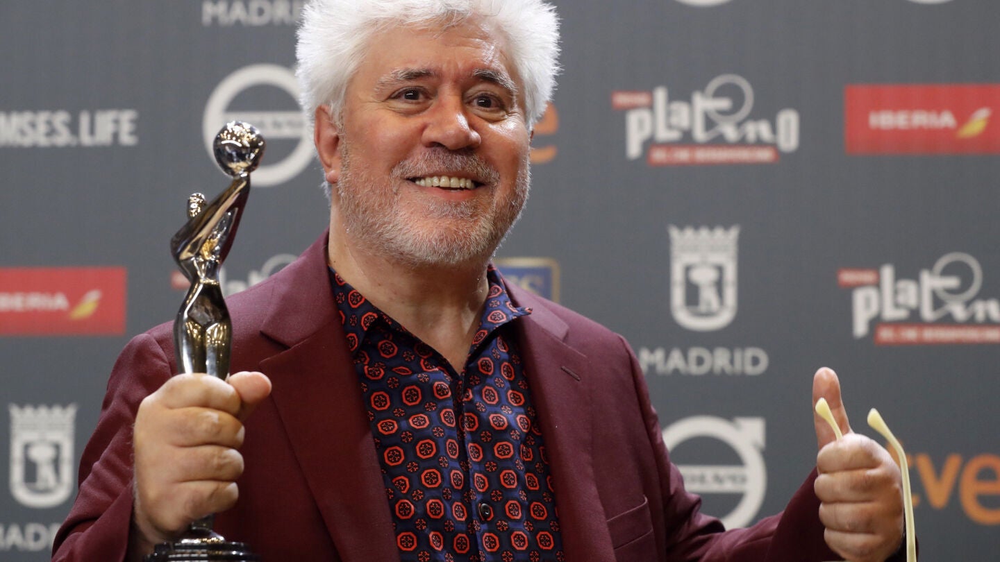 El director espa&ntilde;ol Pedro Almodovar tras recibir el premio Platino a la Mejor Direcci&oacute;n por la pel&iacute;cula "Julieta",durante la ceremonia de entrega de los IV Premios Platino del Cine Iberoamericano celebrada esta noche en la Caja M&aacute;gica, en Madrid.