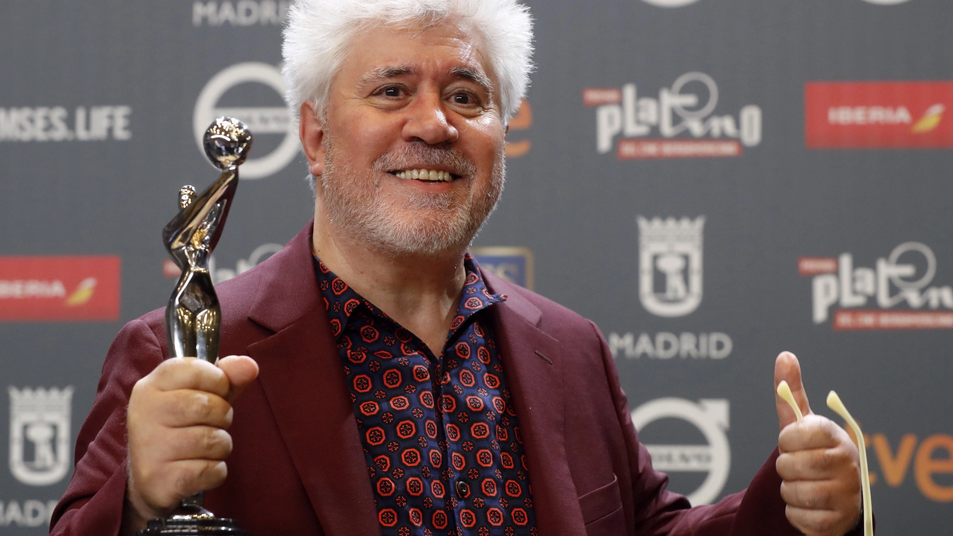 El director español Pedro Almodovar tras recibir el premio Platino a la Mejor Dirección por la película "Julieta",durante la ceremonia de entrega de los IV Premios Platino del Cine Iberoamericano celebrada esta noche en la Caja Mágica, en Madrid.