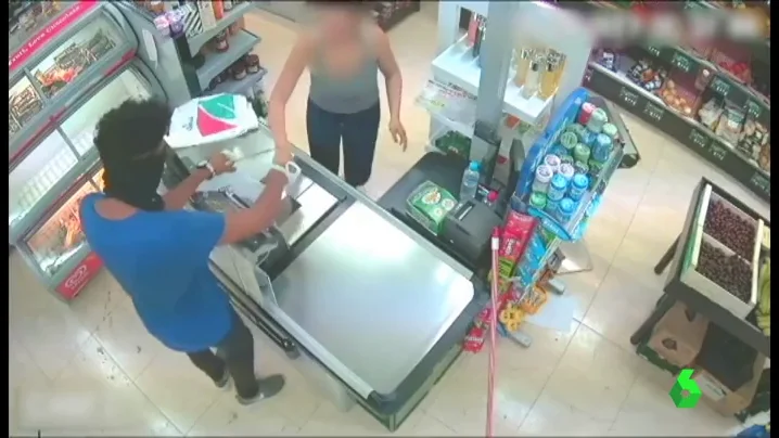 Detienen a una cajera de un supermercado que colaboró con un ladrón Detienen a una cajera de un supermercado que colaboró con un ladrón