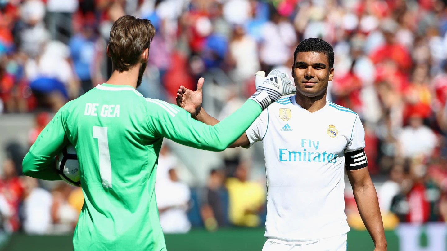 Casemiro saluda a De Gea en un partido de pretemporada Casemiro saluda a De Gea en un partido de pretemporada