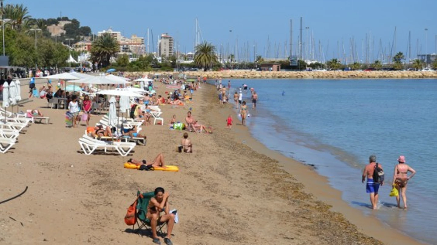 Una playa de Dénia (Alicante) Una playa de Dénia (Alicante)
