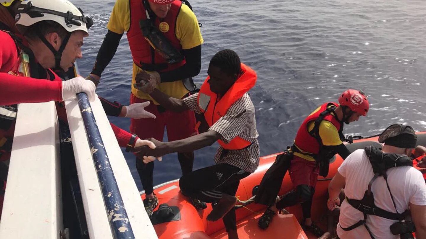 Inmigrantes siendo rescatados Inmigrantes siendo rescatados