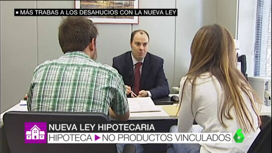 Dos j&oacute;venes en el banco