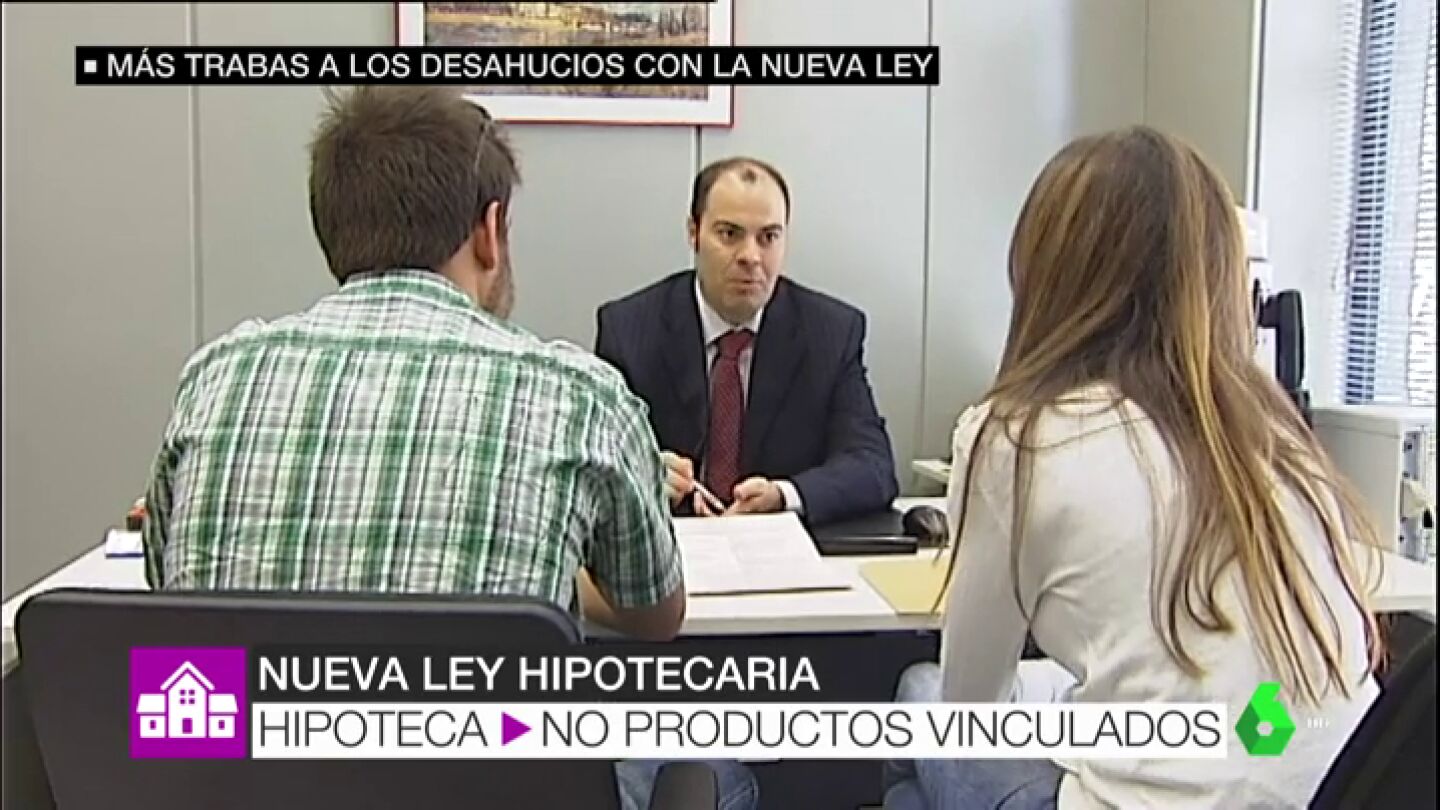 Dos j&oacute;venes en el banco