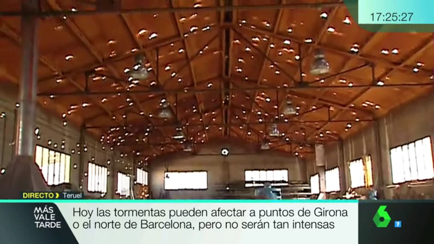 El tejado de la f&aacute;brica de Teruel destrozado por la granizada