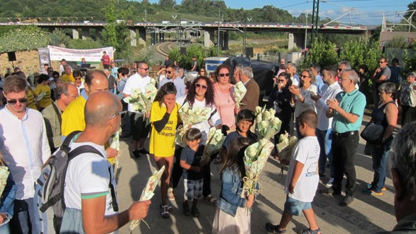 Familiares y amigos en el lugar del accidente del Alvia
