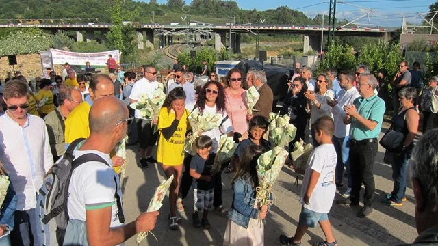 Familiares y amigos en el lugar del accidente del Alvia