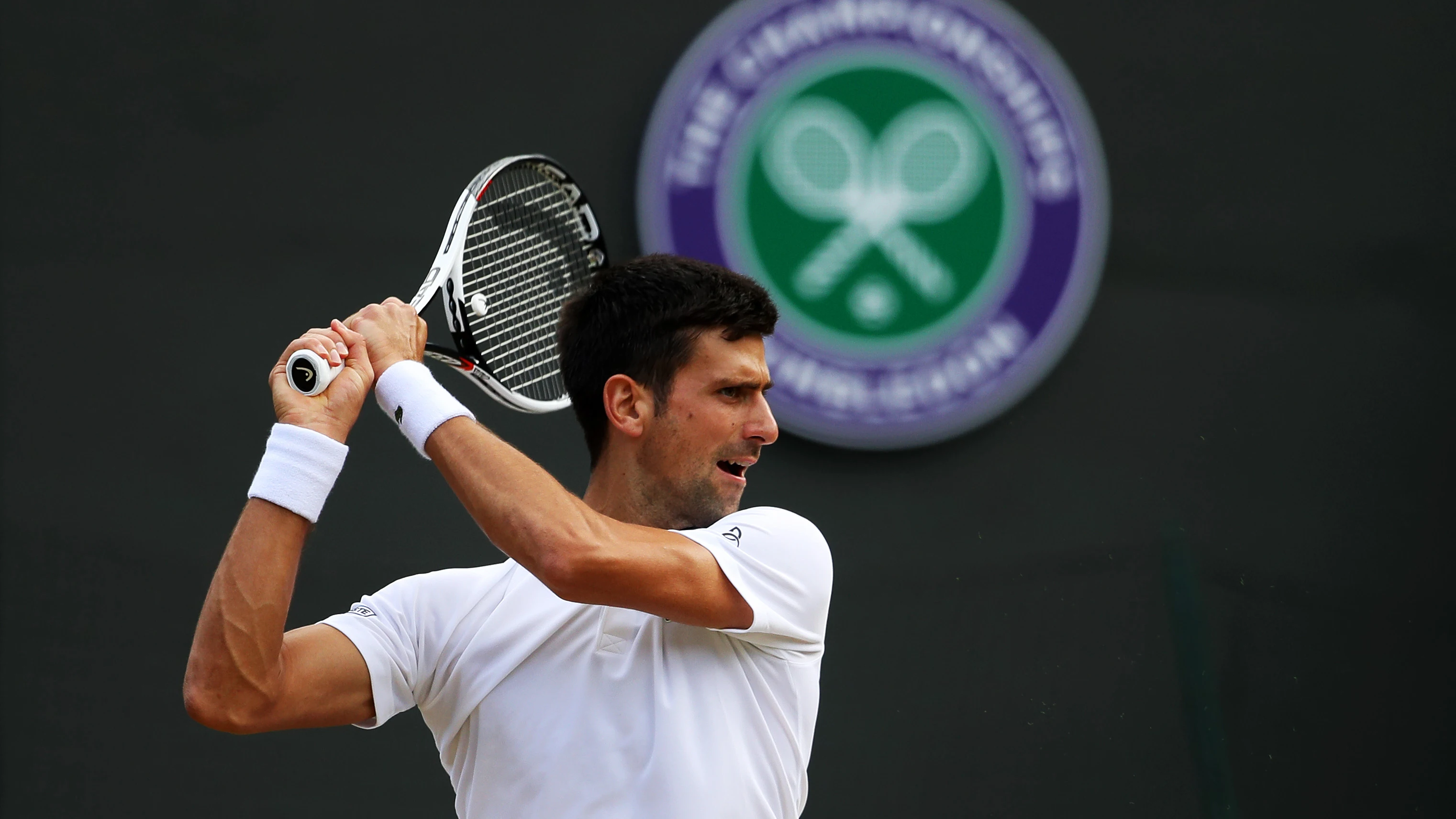 Novak Djokovic disputando un partido Novak Djokovic disputando un partido