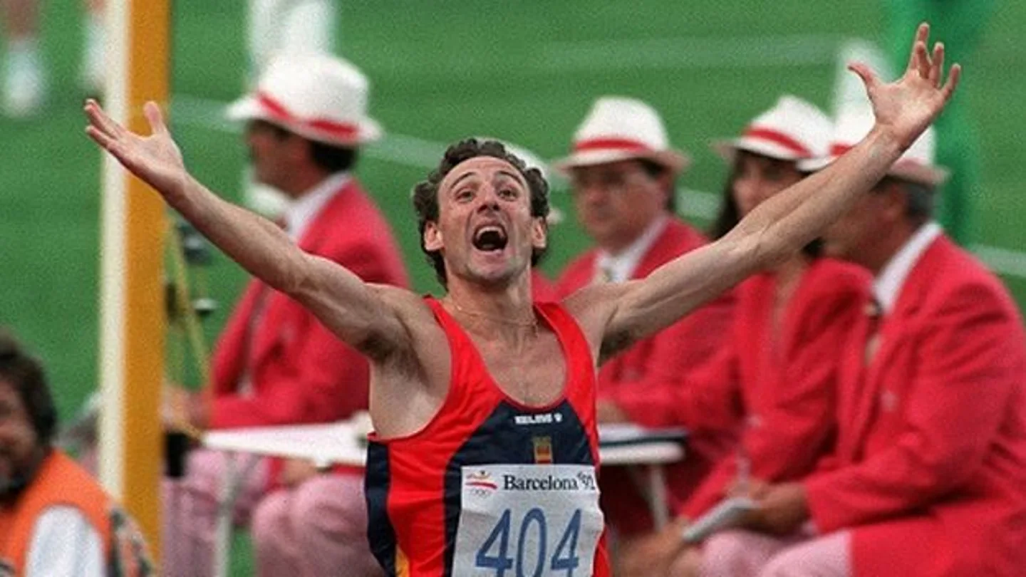 Fermín Cacho, tras ganar la medalla de oro en los Juegos de Barcelona 92 Fermín Cacho, tras ganar la medalla de oro en los Juegos de Barcelona 92