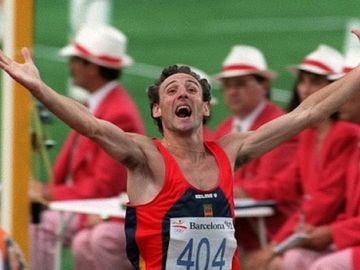 Fermín Cacho, tras ganar la medalla de oro en los Juegos de Barcelona 92 Fermín Cacho, tras ganar la medalla de oro en los Juegos de Barcelona 92