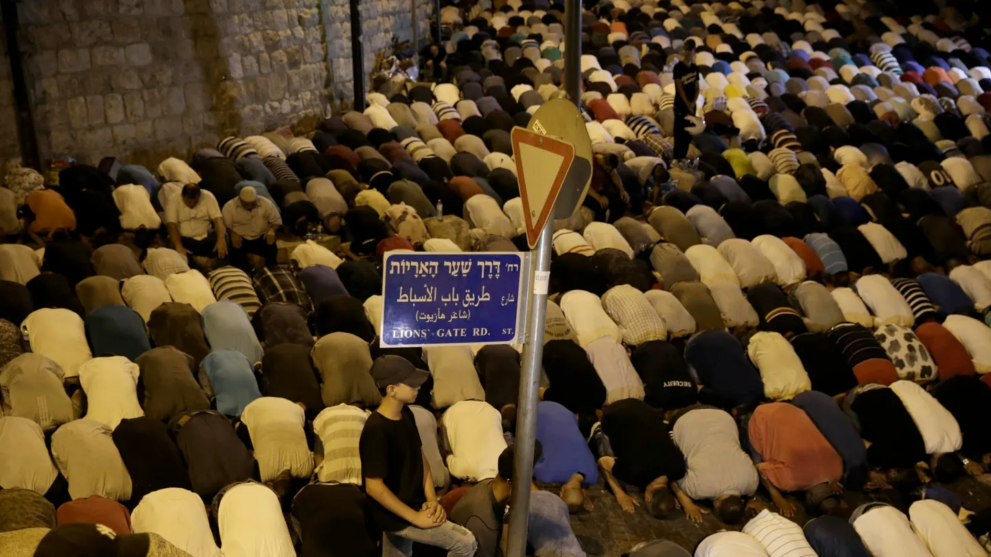 Ciudadanos palestinos rezan fuera de la Puerta de los Leones, la principal entrada a la mezquita de Al-Aqsa Ciudadanos palestinos rezan fuera de la Puerta de los Leones, la principal entrada a la mezquita de Al-Aqsa