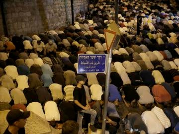 Ciudadanos palestinos rezan fuera de la Puerta de los Leones, la principal entrada a la mezquita de Al-Aqsa Ciudadanos palestinos rezan fuera de la Puerta de los Leones, la principal entrada a la mezquita de Al-Aqsa