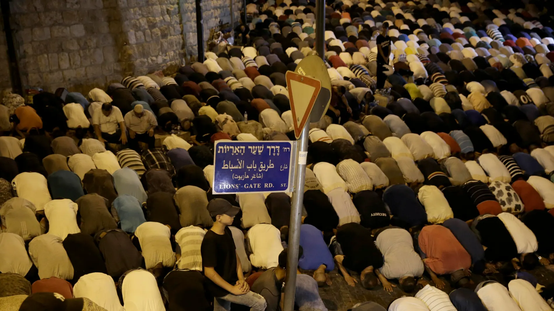 Ciudadanos palestinos rezan fuera de la Puerta de los Leones, la principal entrada a la mezquita de Al-Aqsa