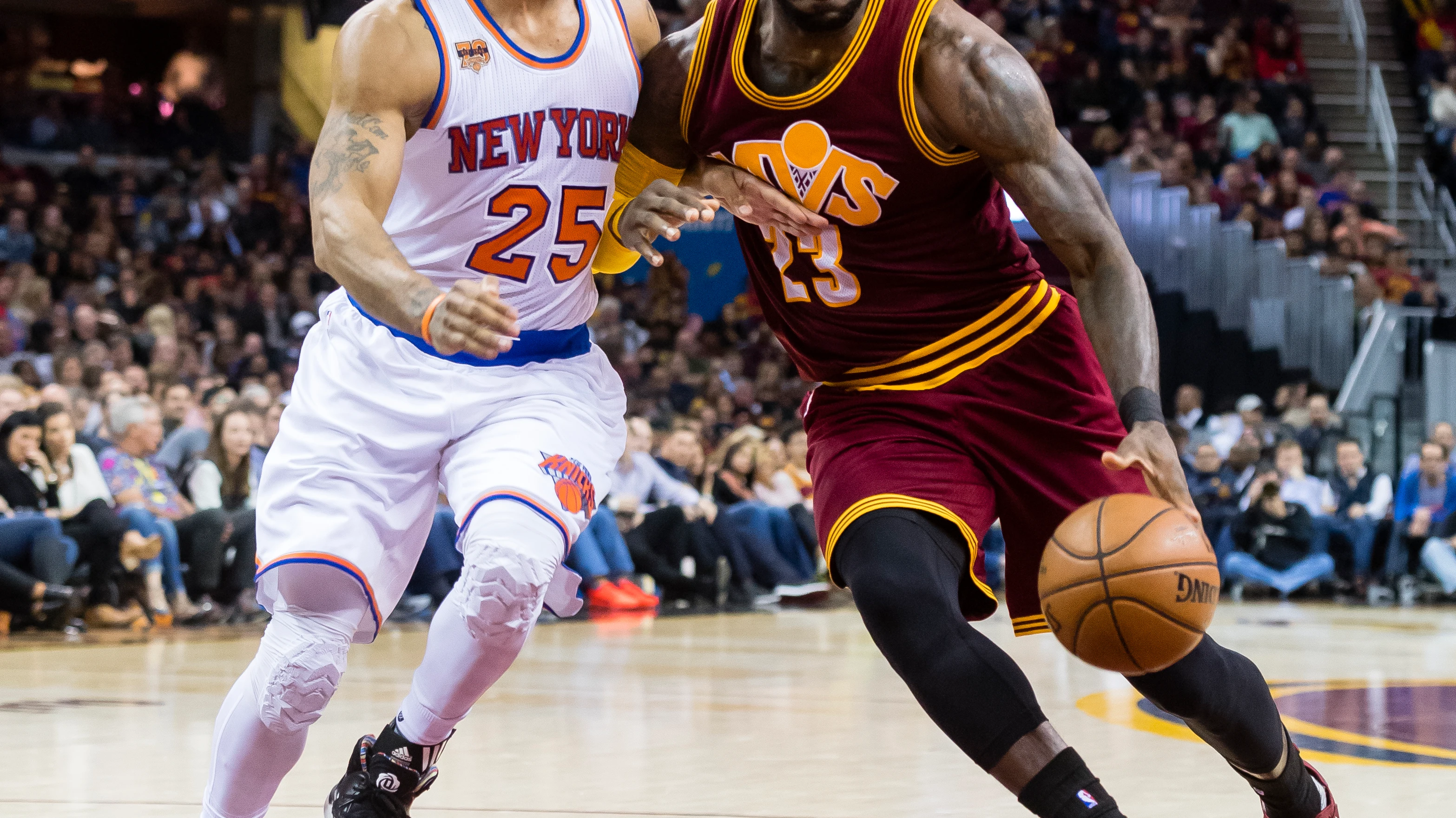 Derrick Rose defiende a LeBron James Derrick Rose defiende a LeBron James