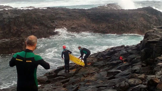 Agentes del Grupo Especial de Actividades Subacuáticas de la Guardia Civil rescatando el cuerpo de un menor fallecido Agentes del Grupo Especial de Actividades Subacuáticas de la Guardia Civil rescatando el cuerpo del menor fallecido