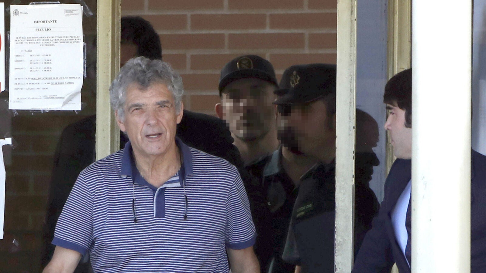 &Aacute;ngel Mar&iacute;a Villar, saliendo de prisi&oacute;n