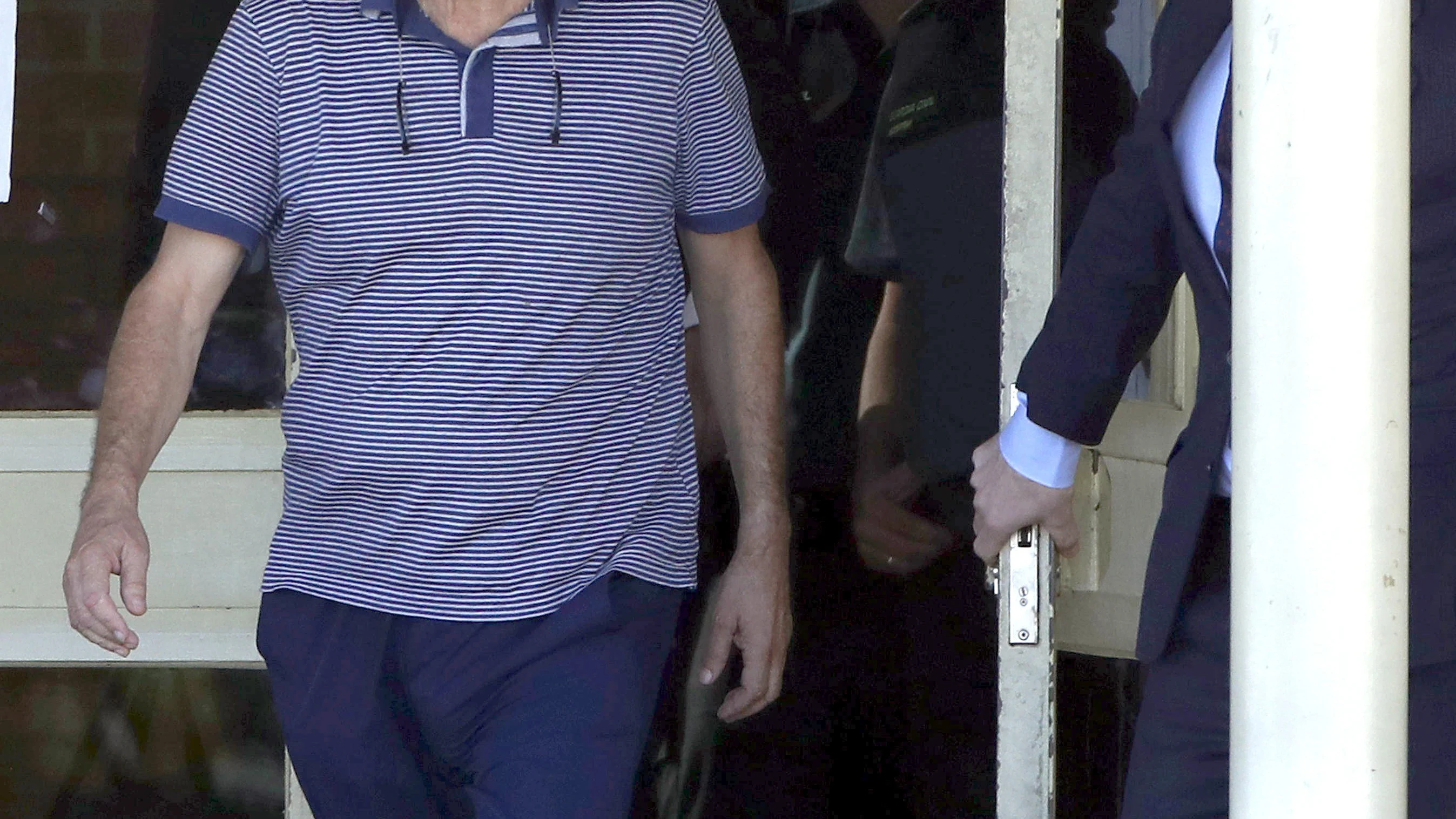 Ángel María Villar, saliendo de prisión