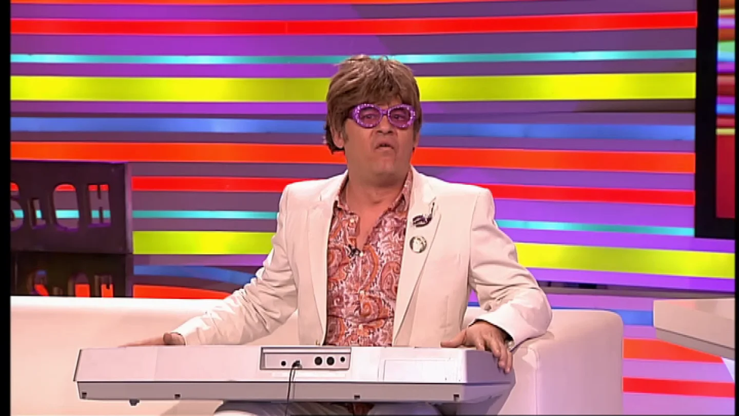 Miki Nadal interpreta a Elton John en Sé lo que hicisteis Miki Nadal interpreta a Elton John en Sé lo que hicisteis