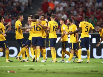 Los jugadores del Atlético celebran la victoria Los jugadores del Atlético celebran la victoria