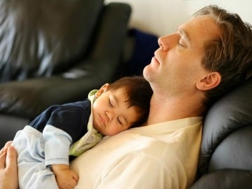 Advierten que dormir con un bebé en el sofá aumenta su riesgo de muerte súbita Advierten que dormir con un bebé en el sofá aumenta su riesgo de muerte súbita