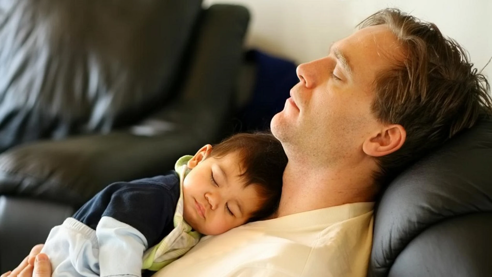 Advierten que dormir con un bebé en el sofá aumenta su riesgo de muerte súbita