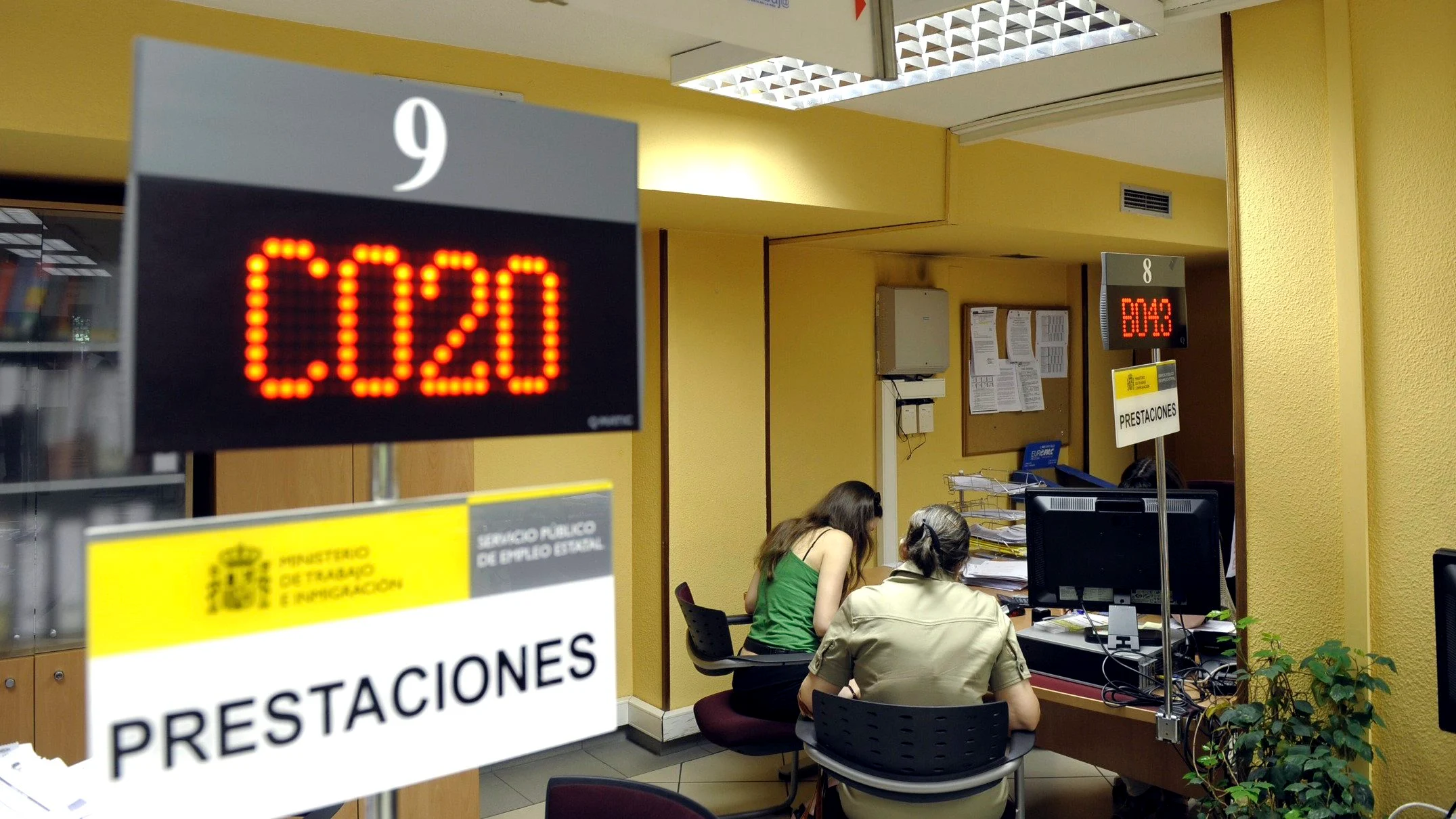 Dos personas son atendidas en una oficina de desempleo