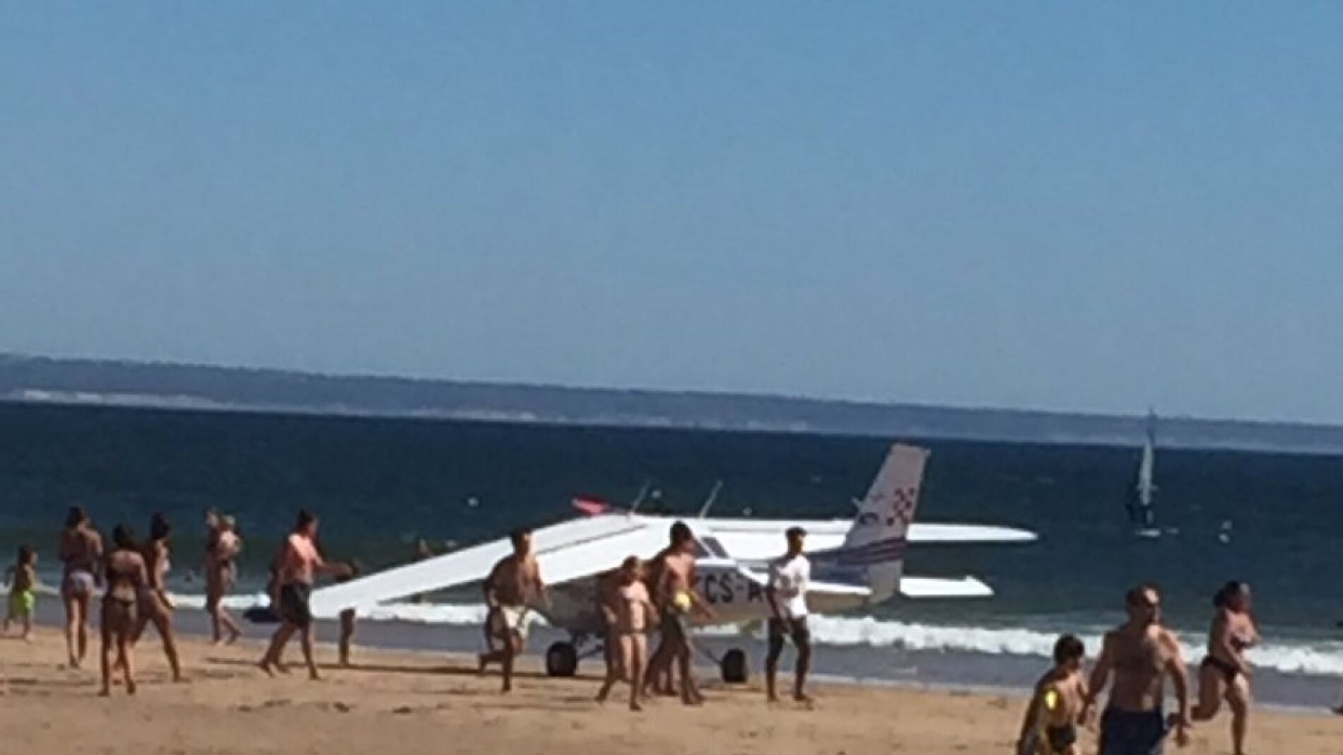 El avión, después de aterrizar