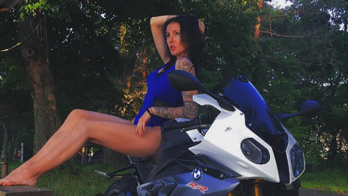 Olga Pronina en su moto Olga Pronina en su moto