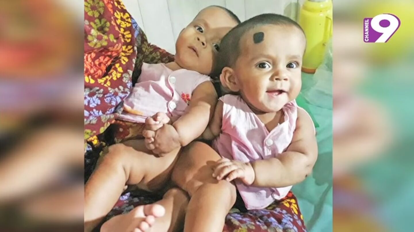 Las peque&ntilde;as posan junto a su madre