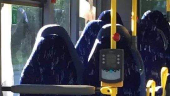 Imagen que confudió a los racistas con un burka Imagen que confudió a los racistas con un burka