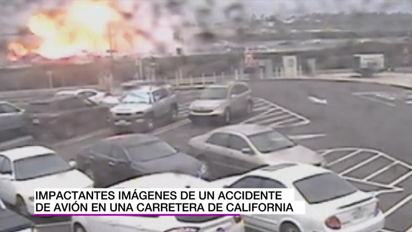 Las impactantes imágenes de la explosión de una avioneta al estrellarse en una carretera Las impactantes imágenes de la explosión de una avioneta al estrellarse en una carretera